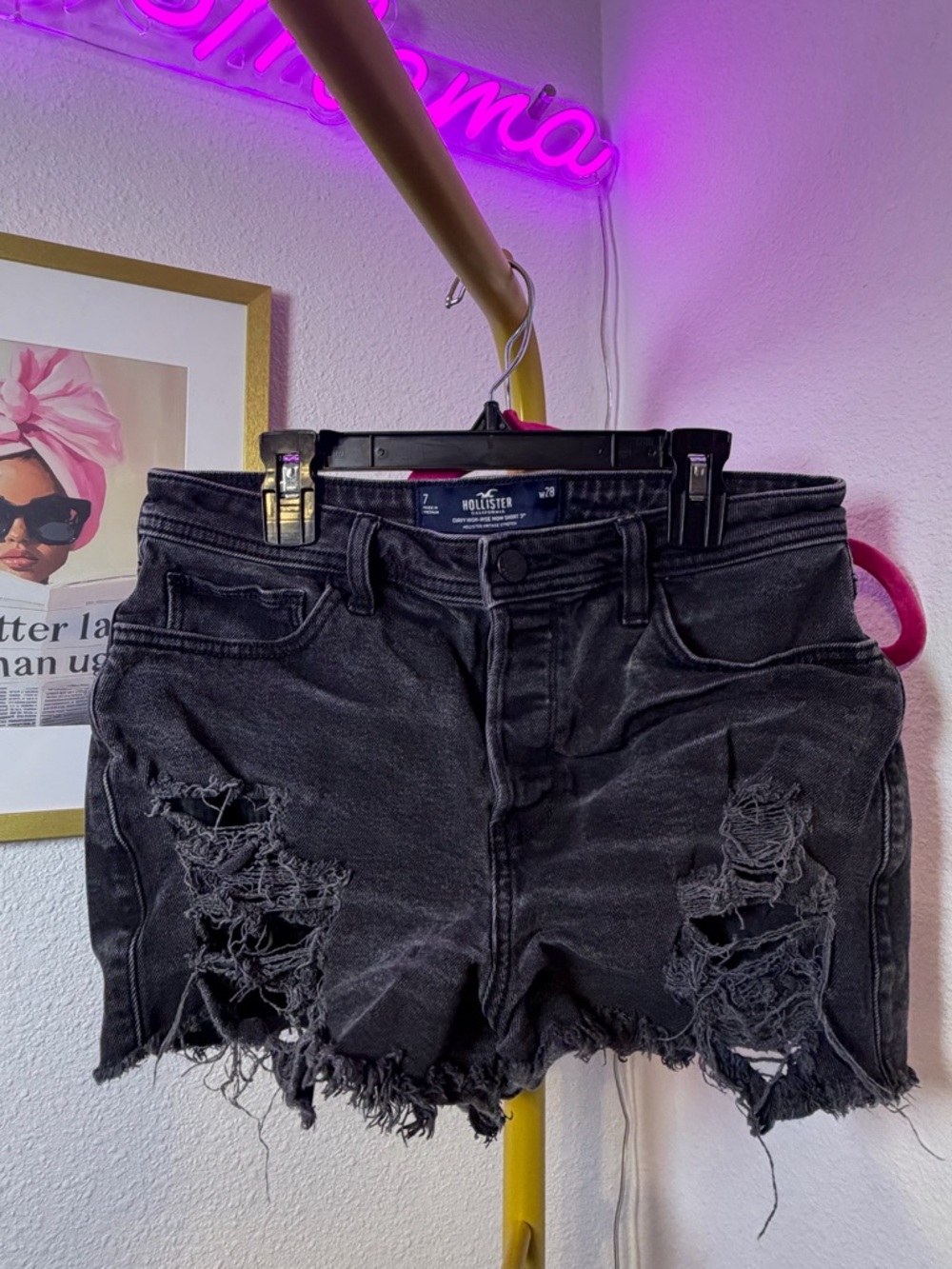 Hollister Women's Distressed Black Denim - Curvy Hi Rise Mom Short 3” Size 7